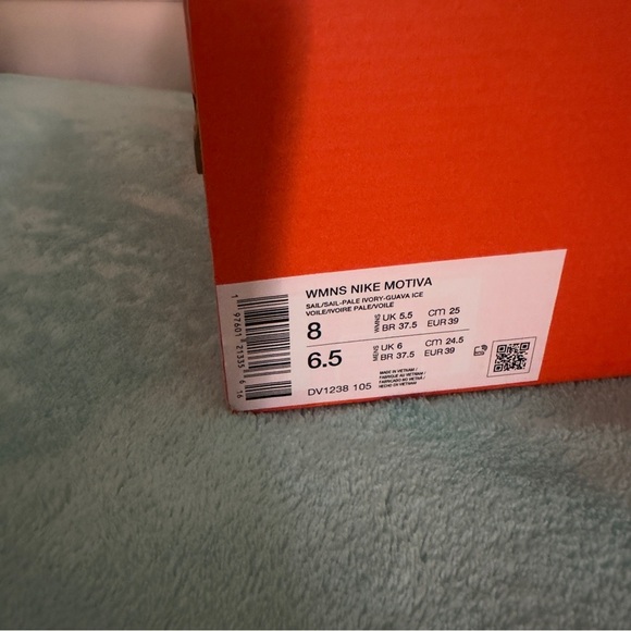 Nike White Athletic Sneakers with Breathable Mesh and Sleek great conditions - Picture 11 of 11